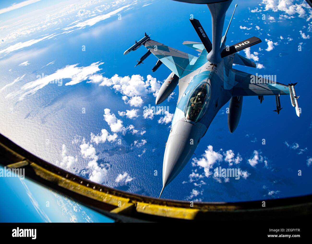 Guam, États-Unis. 18 février 2021. Un avion de chasse F-16 de la Force aérienne des États-Unis, affecté au 18e Escadron d'agresseurs, est ravitaillé à partir d'un KC-135 Stratotanker lors de l'exercice COPE North 21 le 18 février 2021 près de Guam. Cope Nord est un exercice annuel a été alliés dans l'Indo-Pacifique. Credit: Planetpix/Alamy Live News Banque D'Images