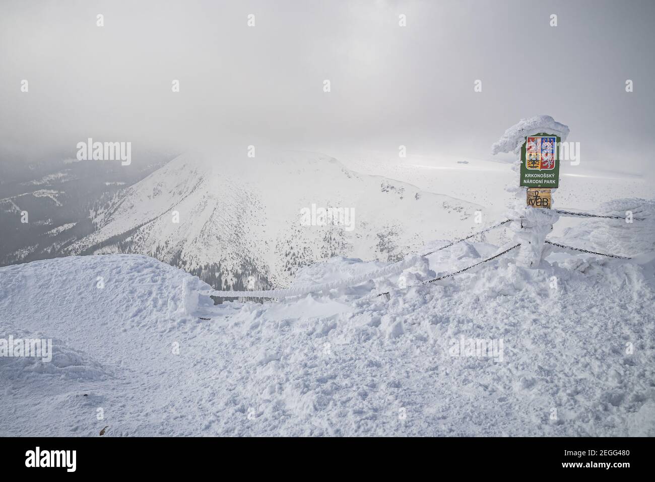 KRKONOSE, RÉPUBLIQUE TCHÈQUE - Mars 2020 - signe du parc de Narodni Krkonossky dans la neige en tchèque - Parc national de Krkonose KRNAP - au sommet de la montagne Snezka Banque D'Images