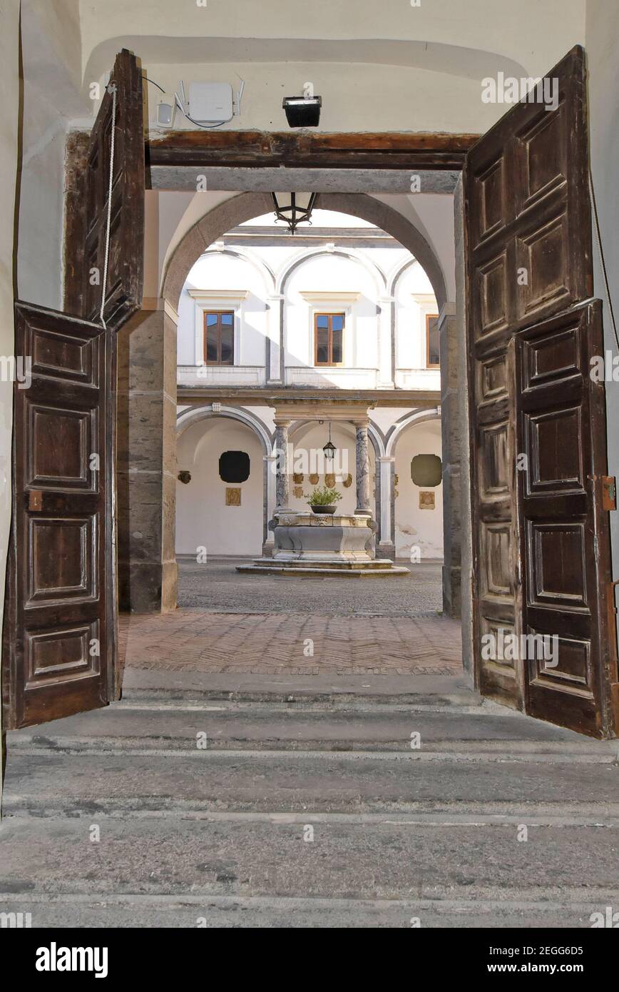 Naples, Italie, le 16 février 2021. Une porte d'accès au cloître du monastère de Saint Martin, aujourd'hui musée d'histoire. Banque D'Images