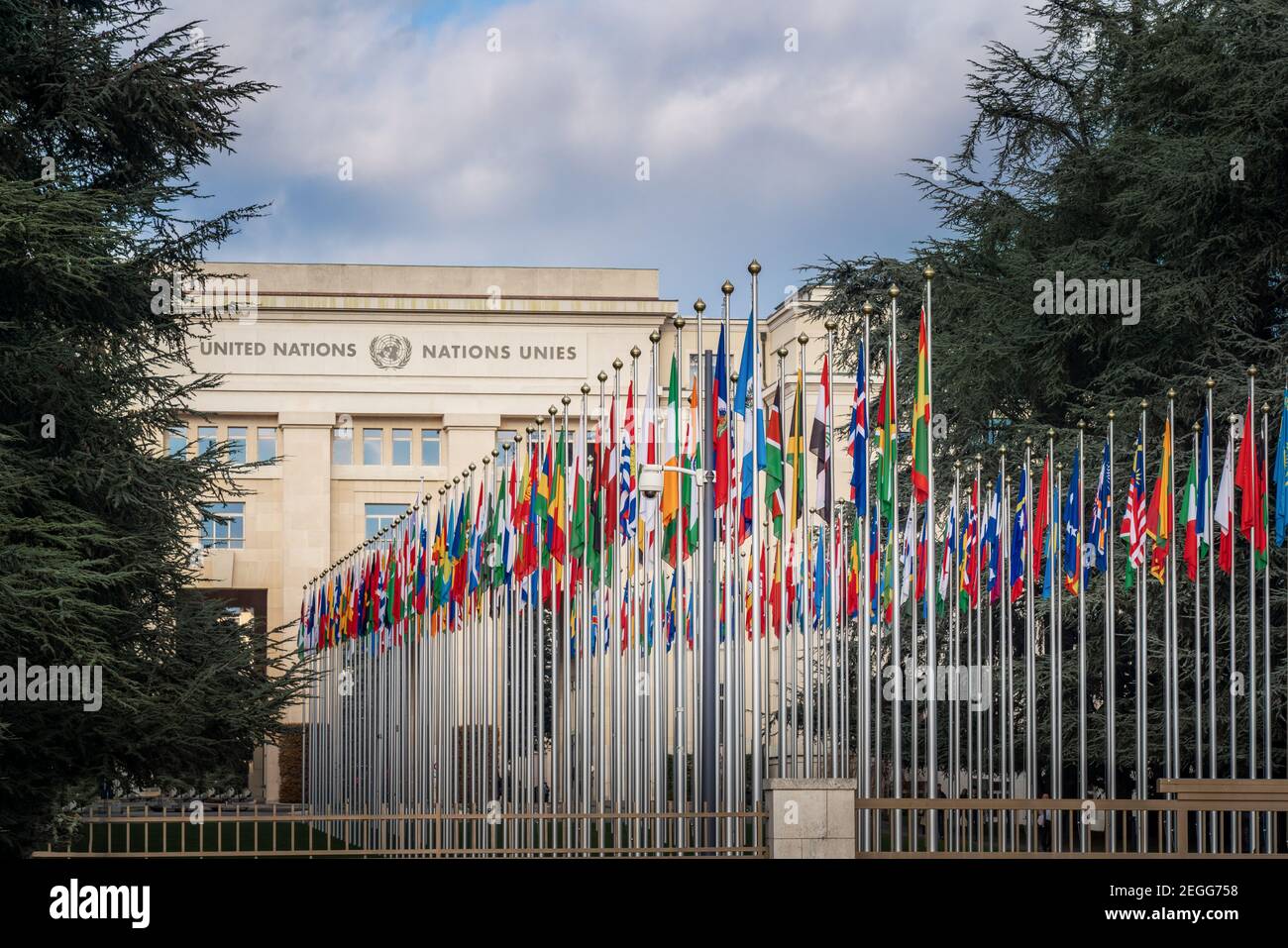 Palais des Nations et drapeaux de pays - Office des Nations Unies - Genève, Suisse Photo Stock - Alamy