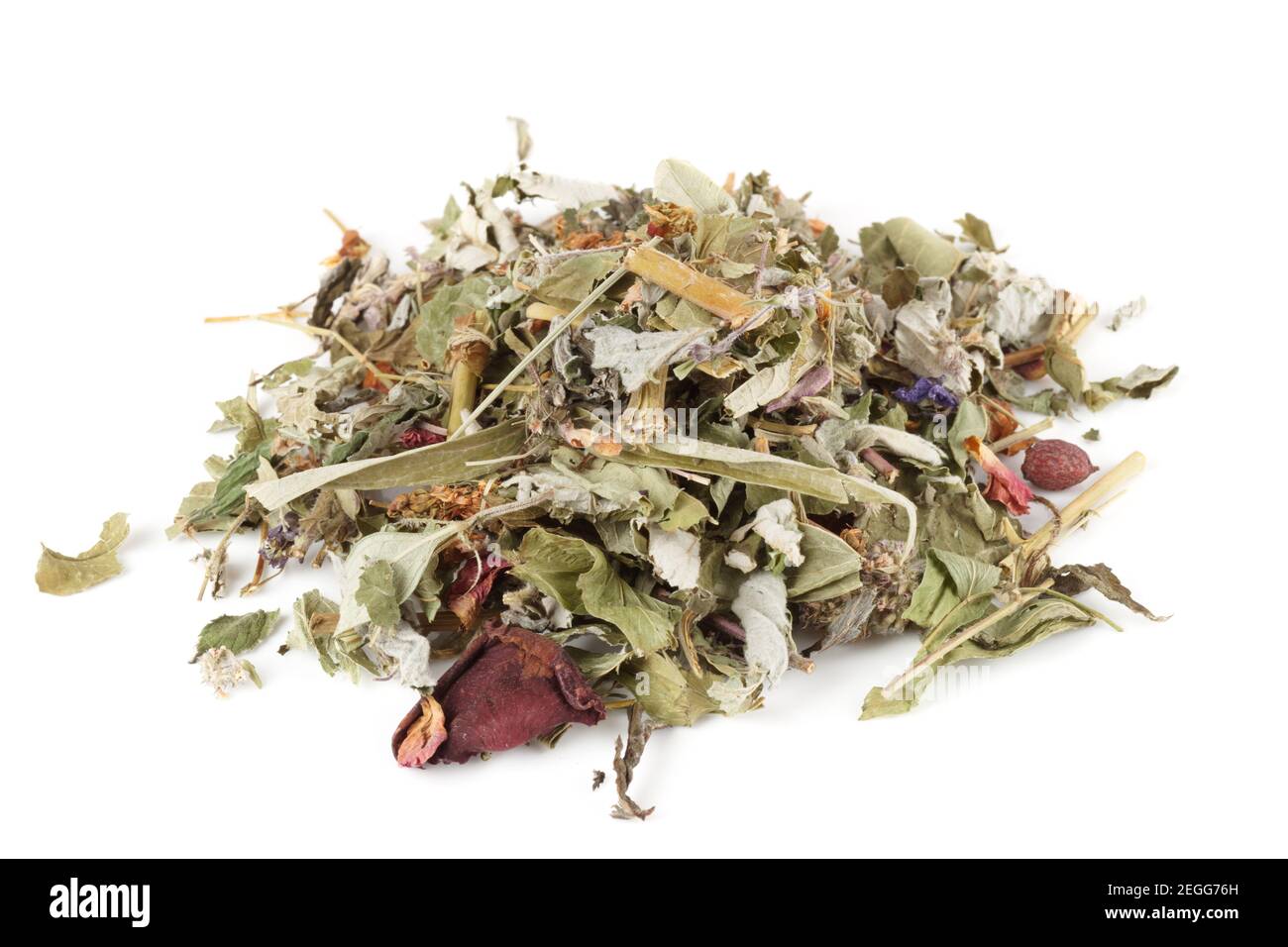 Tas d'herbes et de thé de fleur isolé sur fond blanc Banque D'Images