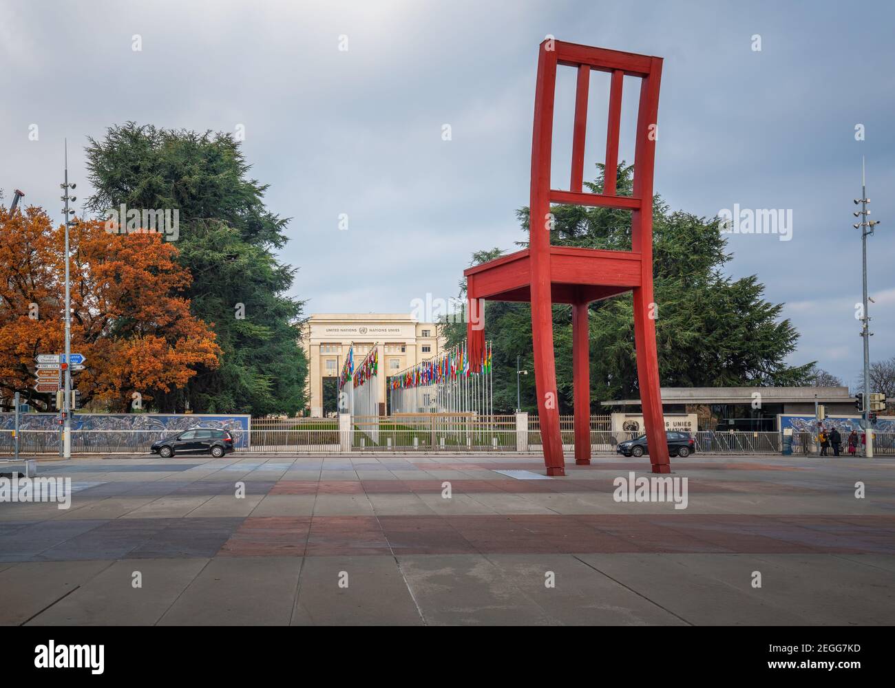 Sculpture de la place des Nations et de la chaise brisée de l'artiste Daniel Berset et du Palais des Nations (bureau des Nations Unies) en arrière-plan - Genève, Suisse Banque D'Images