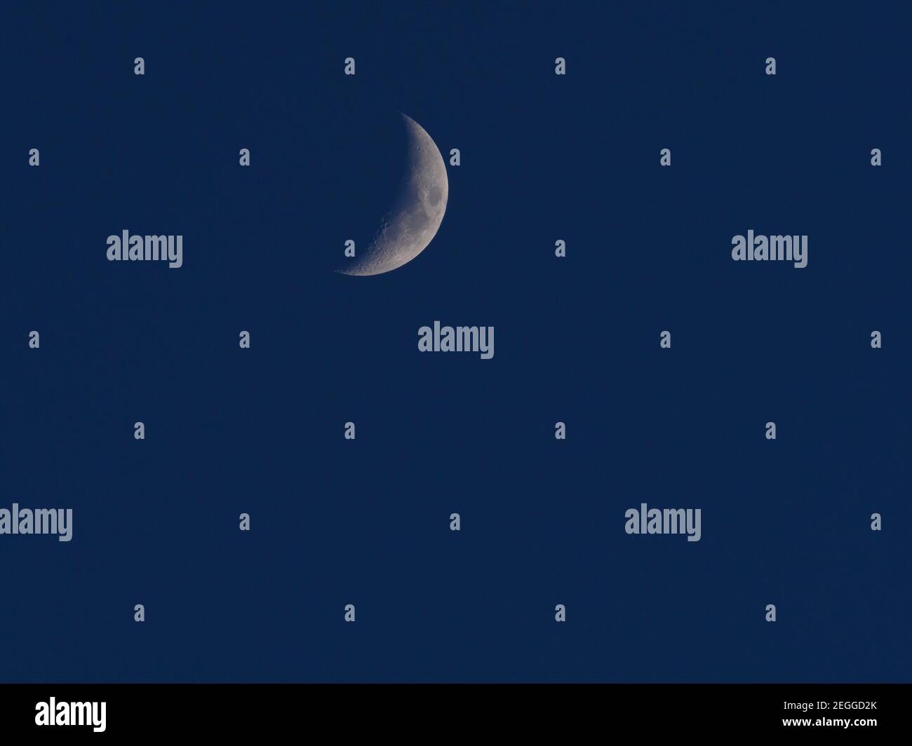 un gros plan de la lune à la cire avec ses cratères lunaires Banque D'Images