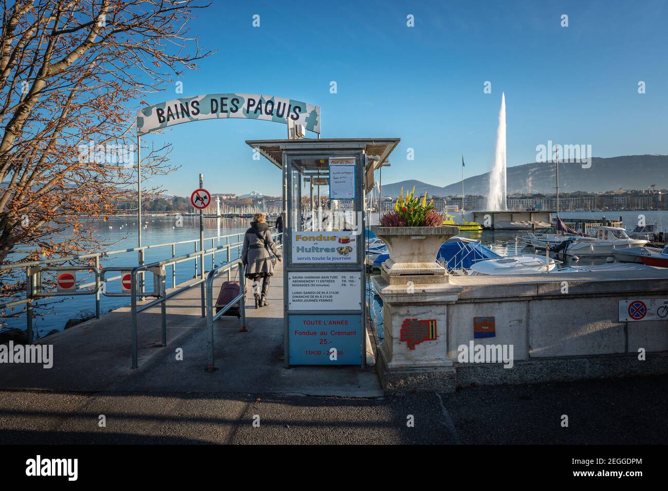 Bains publics des Paquis au lac Léman et fontaine Jet d'eau - Genève, Suisse Banque D'Images Bains publics des Paquis au lac Léman et fontaine Jet d'eau - Genève, Suisse Banque D'Images