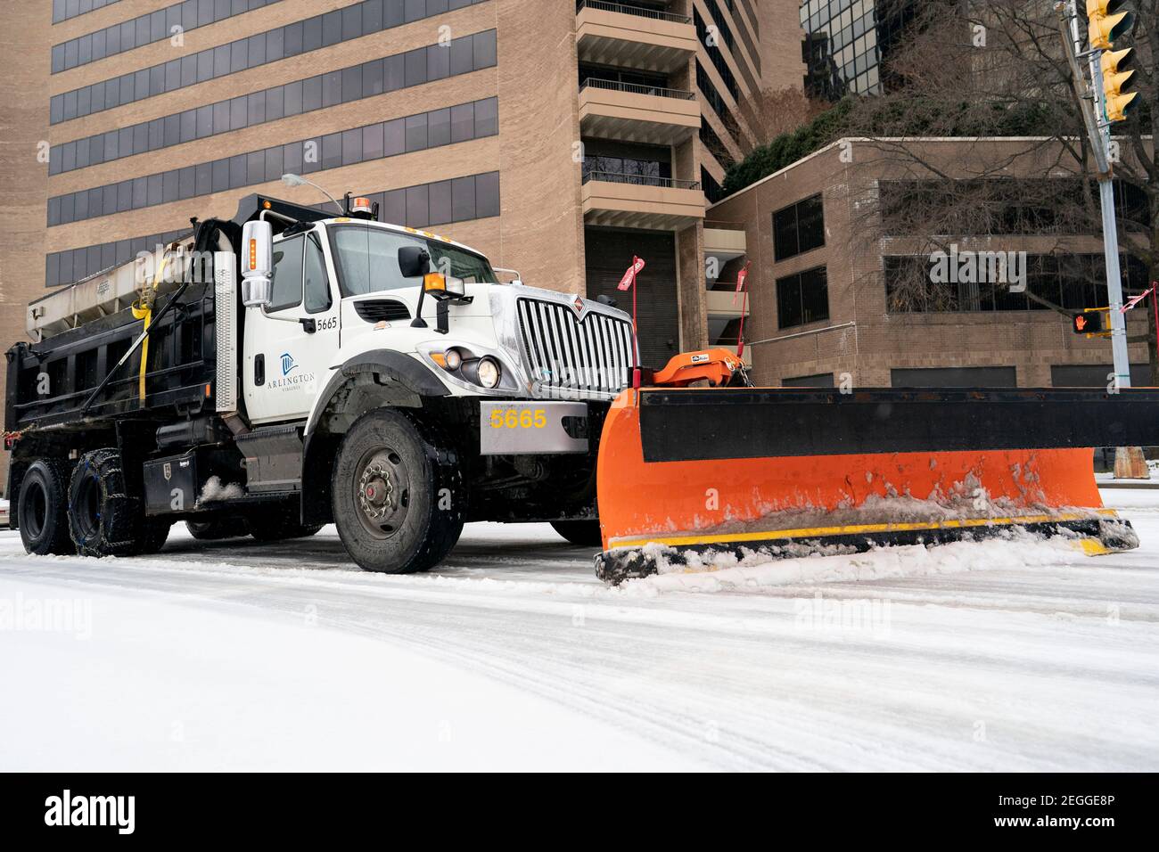 Déblaiement De Neige Et Camion De Sel De Route Image éditorial