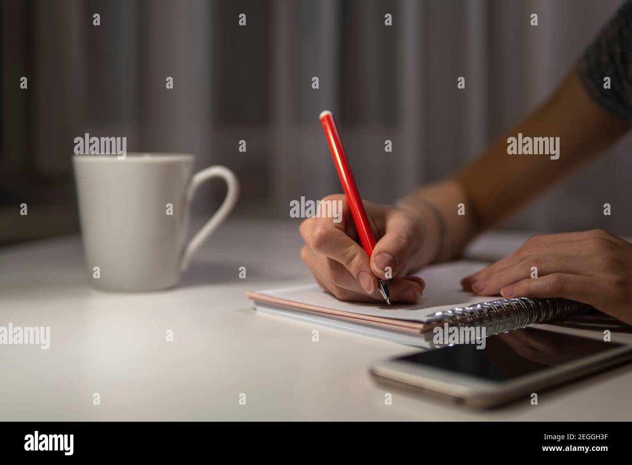 bloc-notes écrit à la main. bureau table, téléphone et tasse à café.. de haute qualité Banque D'Images