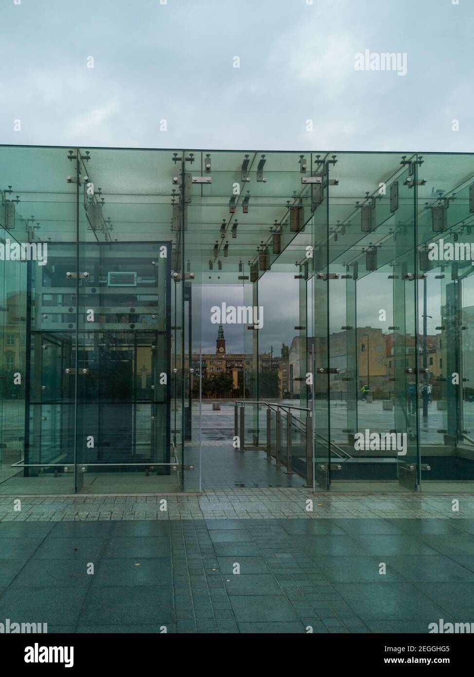 Wroclaw octobre 16 2019 Tour de l'hôtel de ville encadré une entrée vivivivivile au parking souterrain Banque D'Images