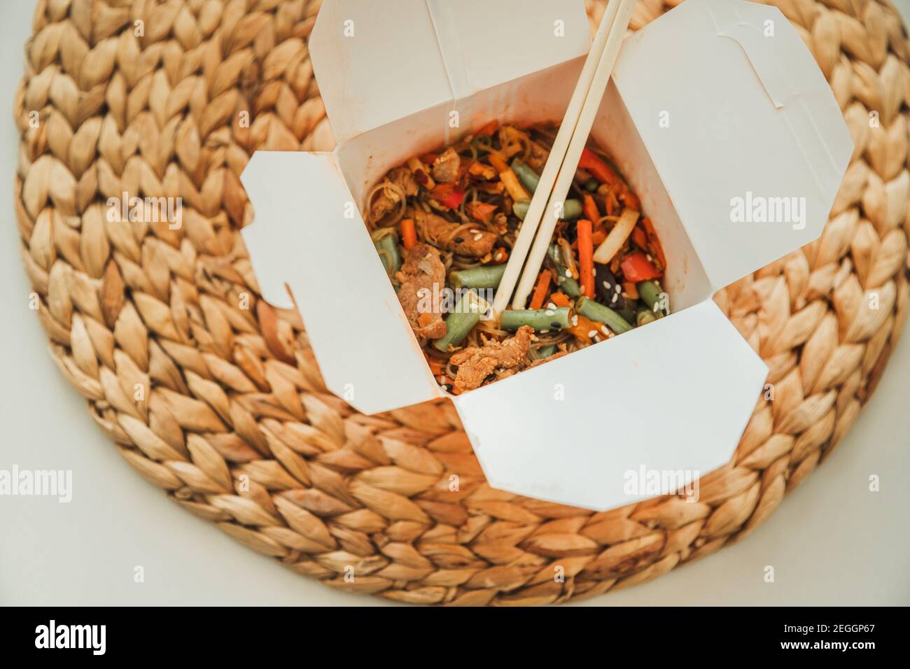 Wok Noodles dans une boîte à emporter. Nouilles de blé avec canard de pékin et légumes. Cuisine chinoise traditionnelle. Banque D'Images