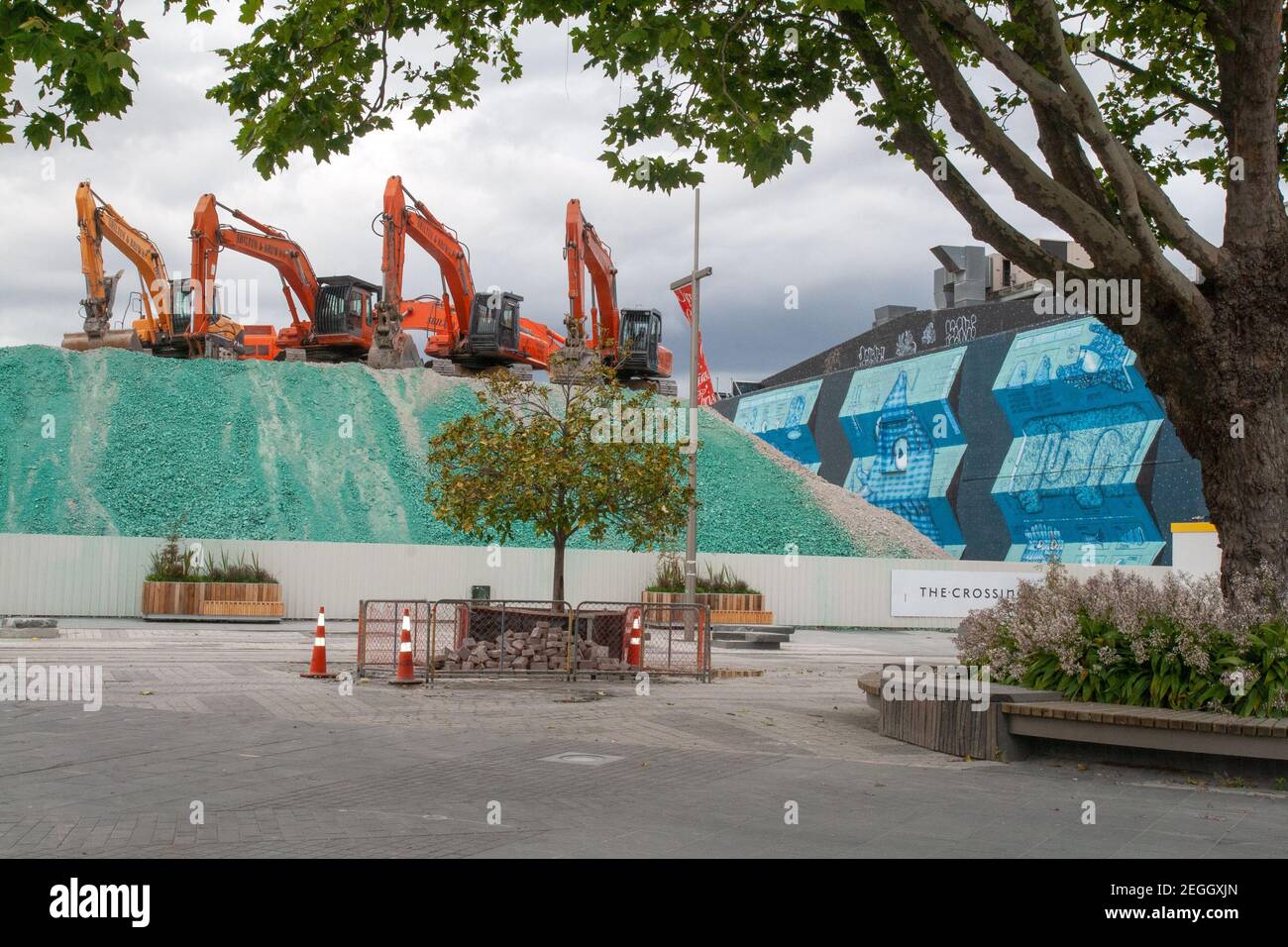 Groupe d'excavateurs sur une colline de gravier, récupération au centre de la ville après le tremblement de terre de Chirstchurch, Nouvelle-Zélande Banque D'Images