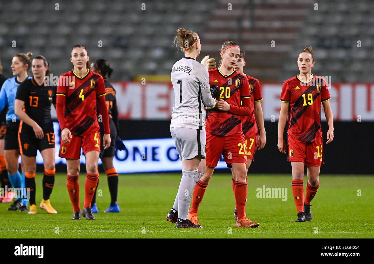 Le gardien de but des pays-Bas Sari van Veenendaal et Julie Biesmans de  Belgique accueillent les grands noms Après un match de football amical  entre l'équipe nationale belge, le Rouge F Photo