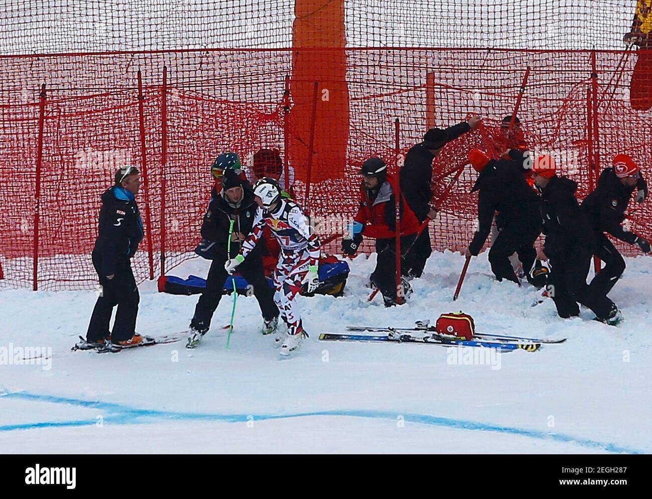 Hannes Reichelt (3e L) d'Autriche est assisté après une collision lors de la course de ski alpin masculine de la coupe du monde de ski alpin à Kitzbuehel, Autriche, le 23 janvier 2016. REUTERS/Dominic Ebenbichler Image fournie par action Images Banque D'Images