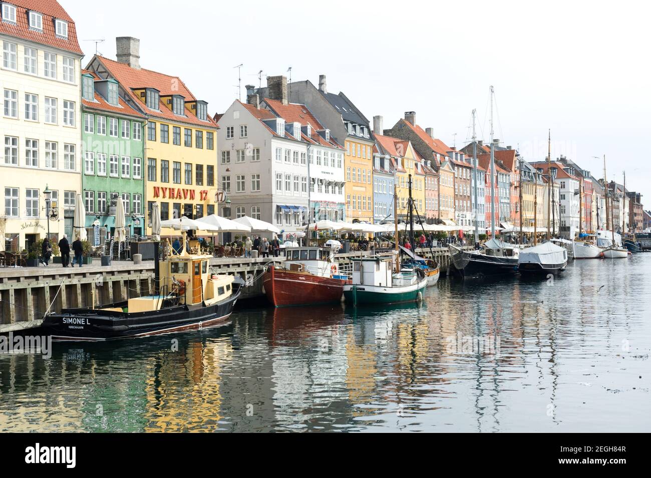 Des bateaux bordent le canal devant des bâtiments colorés, dans le centre de Copenhague, au Danemark, en mars 2010 Banque D'Images