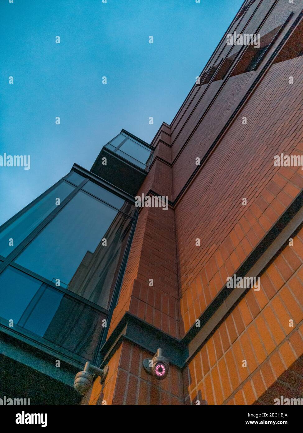 Vue sur le bâtiment moderne avec murs en briques rouges et grandes fenêtres Banque D'Images