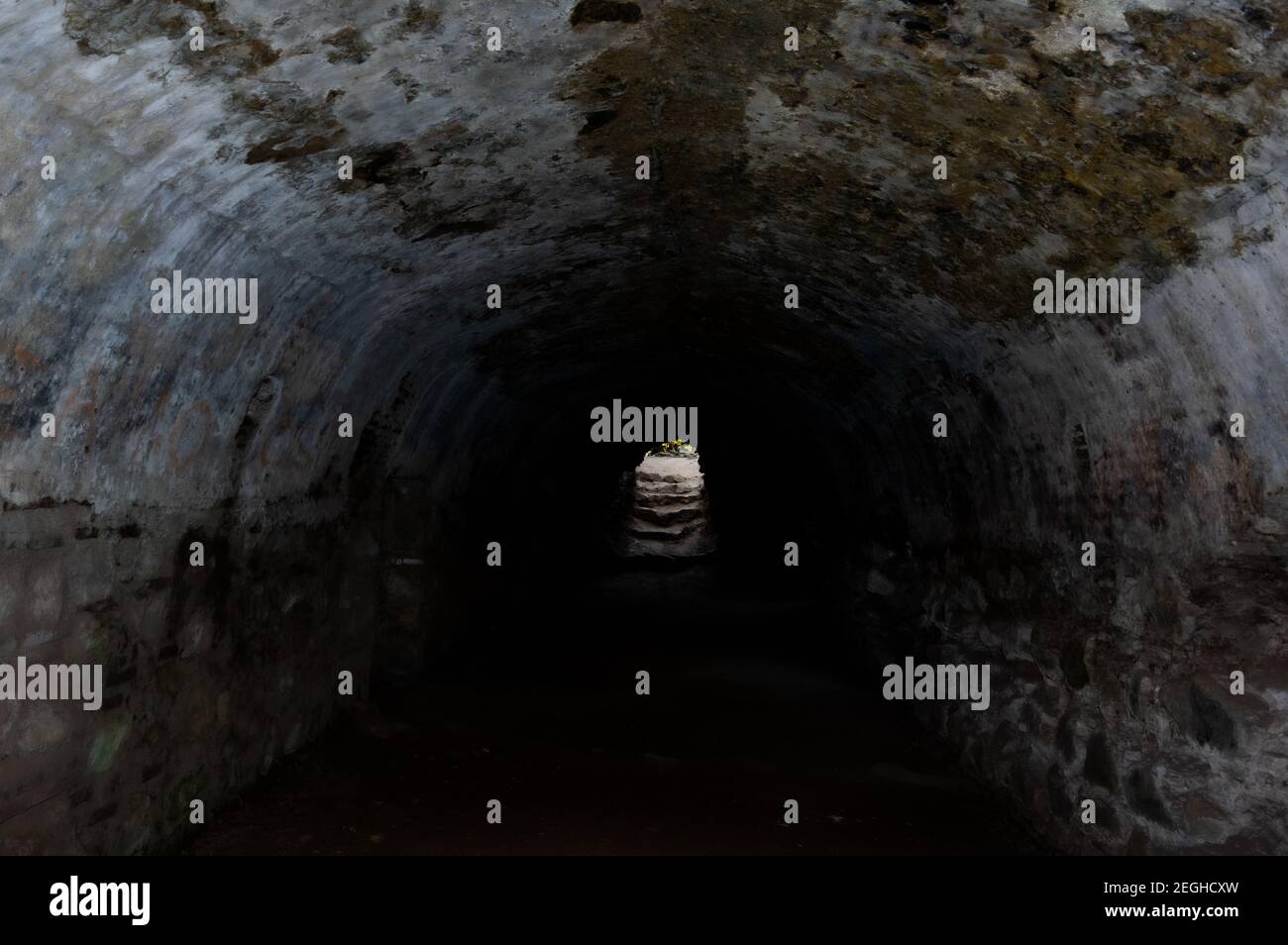 Une véritable lumière à l'extrémité du tunnel sur quelques ruines d'Antigua Guatemala, un site classé au patrimoine mondial de l'UNESCO Banque D'Images Une véritable lumière à l'extrémité du tunnel sur quelques ruines d'Antigua Guatemala, un site classé au patrimoine mondial de l'UNESCO Banque D'Images