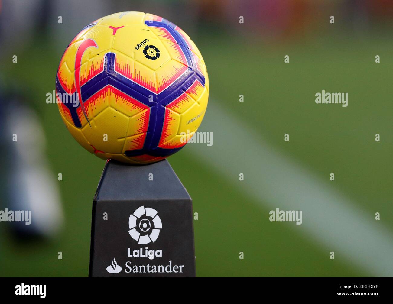 Football football - la Liga Santander - FC Barcelone v Real Betis - Camp  Nou, Barcelone, Espagne - 11 novembre 2018 le ballon de match exposé avant  le match REUTERS/Albert Gea Photo Stock - Alamy