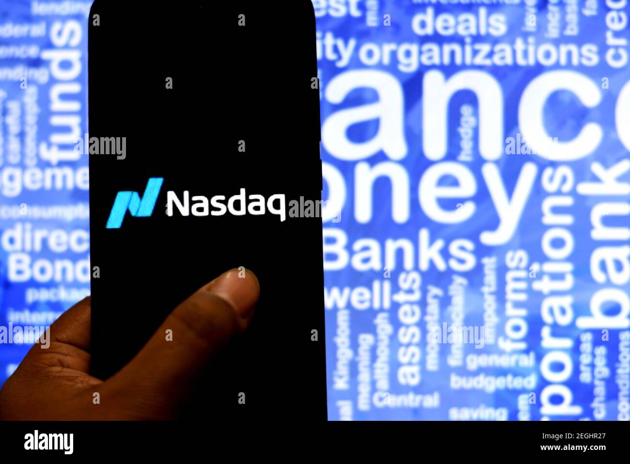 Dans cette illustration, un logo NASDAQ apparaît sur un smartphone. Banque D'Images
