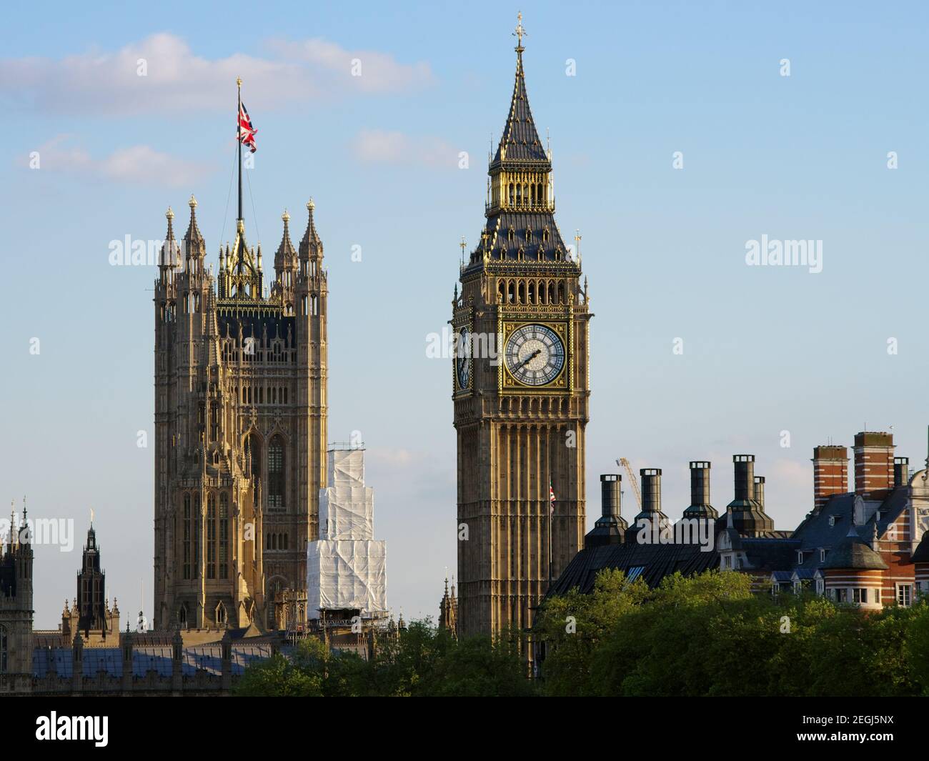 Big ben et la tour de la chambre du Parlement de victoria, sur la rive de la Tamise du Middlesex, dans la ville de Westminster, dans le centre de Londres Banque D'Images
