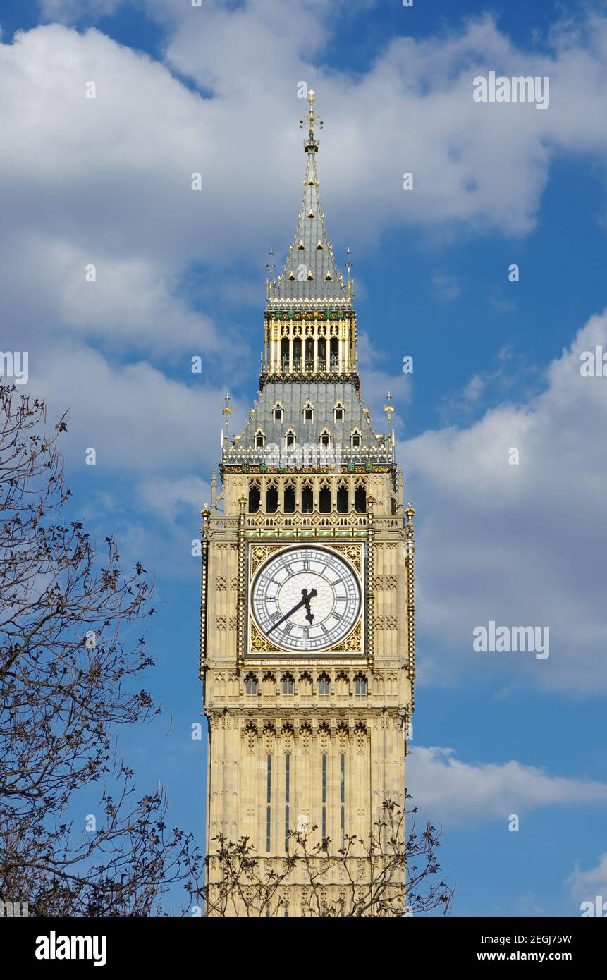 Big Ben contre un ciel bleu nuageux, Londres Banque D'Images