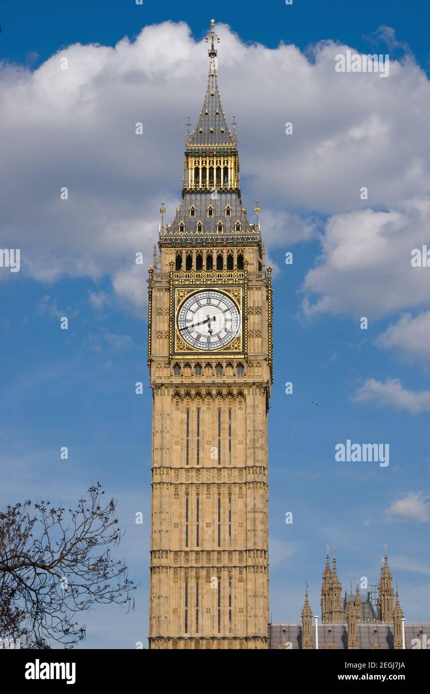 Big Ben contre un ciel bleu nuageux Banque D'Images
