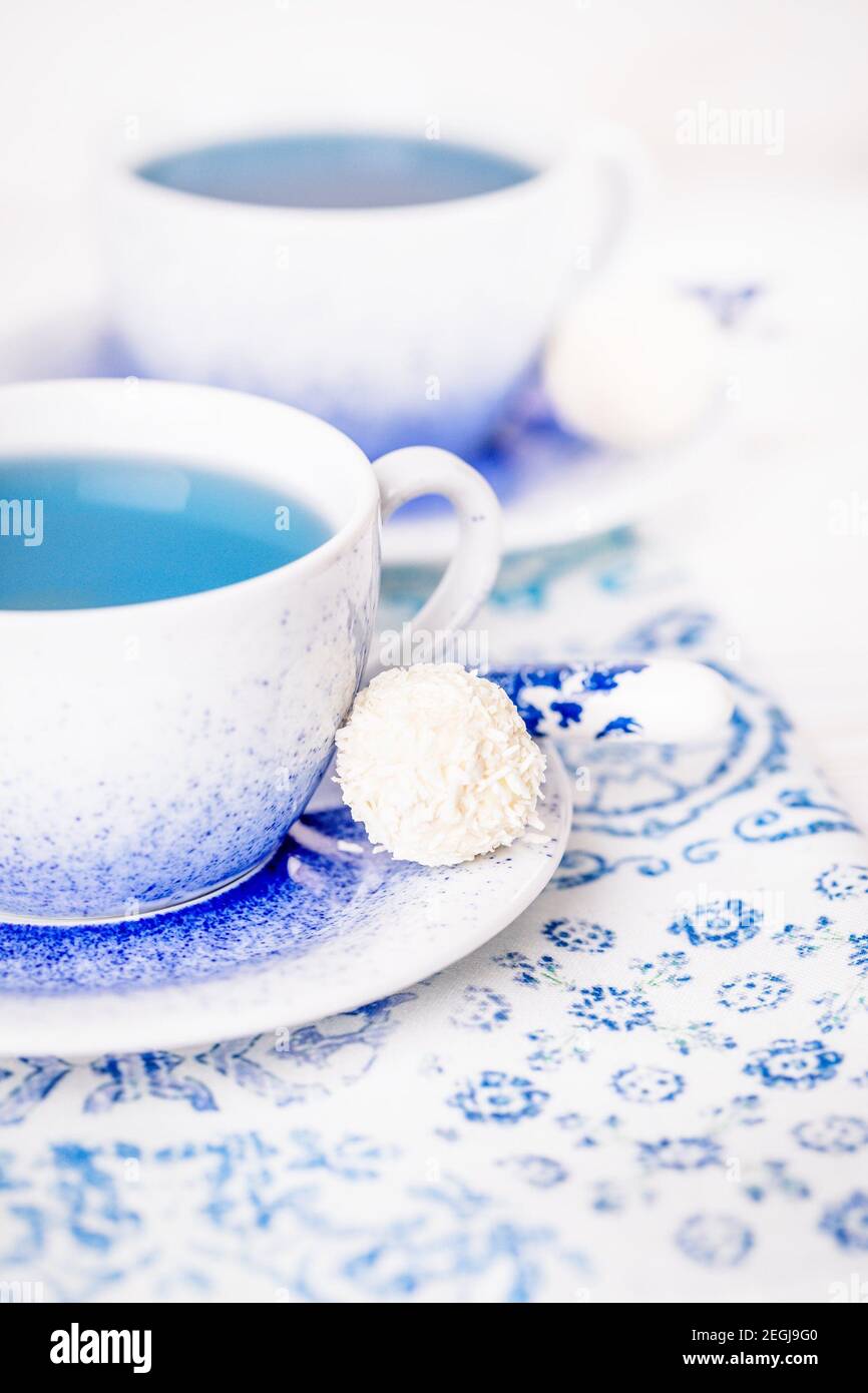 Thé Bllue, boisson de fleurs de klitoria et bonbons blancs de noix de coco Banque D'Images