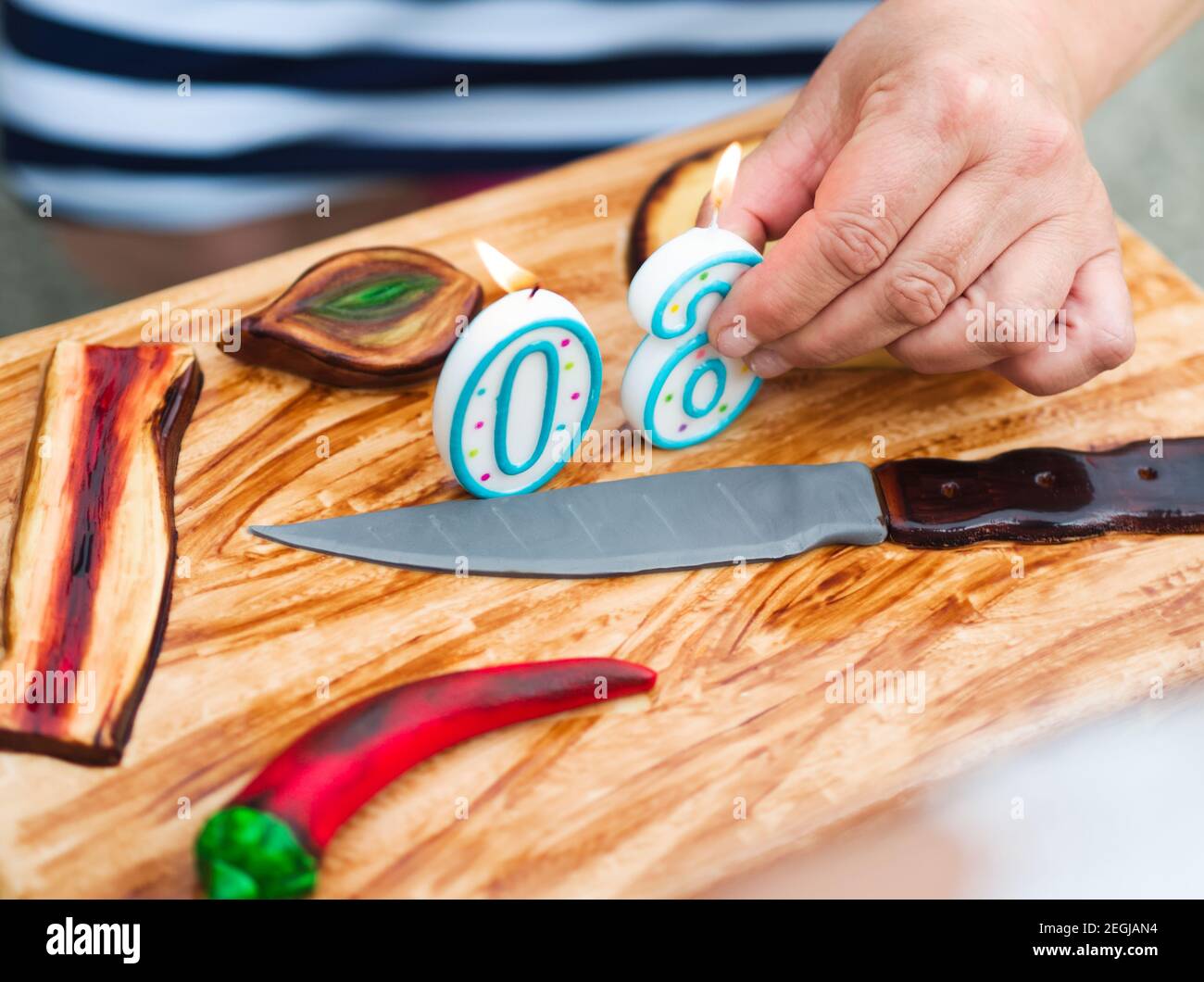 Gâteau au bacon et au Chili pour le 60e anniversaire en gros plan Banque D'Images