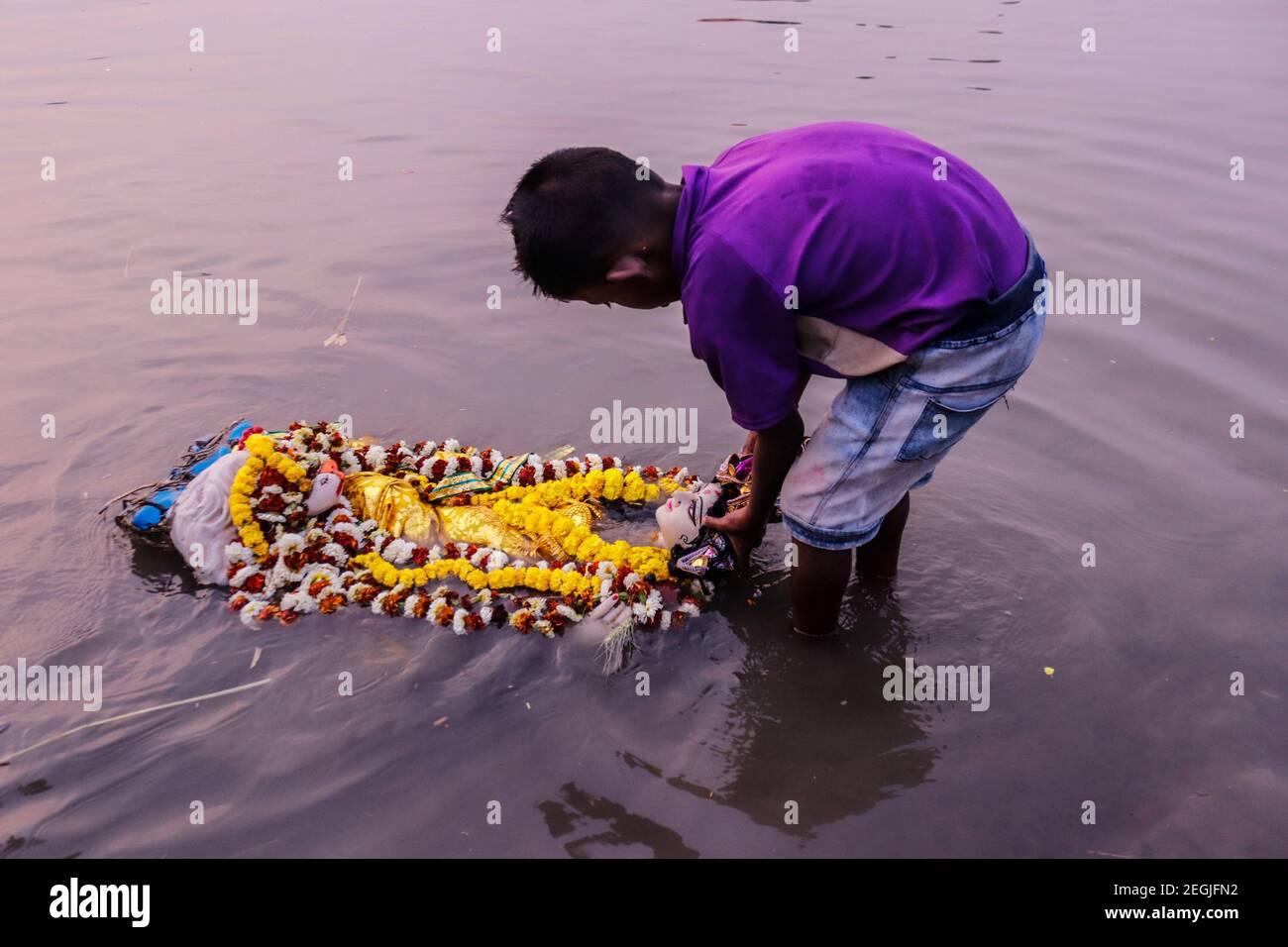 Kolkata, Inde. 18 février 2021. Immersion des idoles de Saraswati au fleuve Ganga pendant le festival de Saraswati à Kolkata. (Photo de Snehasish Bodhak/Pacific Press) Credit: Pacific Press Media production Corp./Alay Live News Banque D'Images
