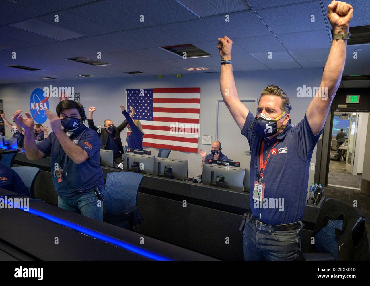 Pasadena, Californie, États-Unis. 18 février 2021. Les membres de l'équipe de la NASA persévérance rover réagissent en contrôle de mission après avoir reçu confirmation que l'engin spatial a réussi à s'arrêter sur Mars, le jeudi 18 février 2021, au Jet propulsion Laboratory de la NASA à Pasadena, en Californie. L'un des principaux objectifs de la mission de persévérance sur Mars est l'astrobiologie, y compris la recherche de signes de vie microbienne ancienne. Le rover caractérisera la géologie de la planète et le climat passé, ouvrira la voie à l'exploration humaine de la planète Rouge, et sera la première mission de recueillir et de mettre en cache le rocher et le regolith martiens. De la Banque D'Images