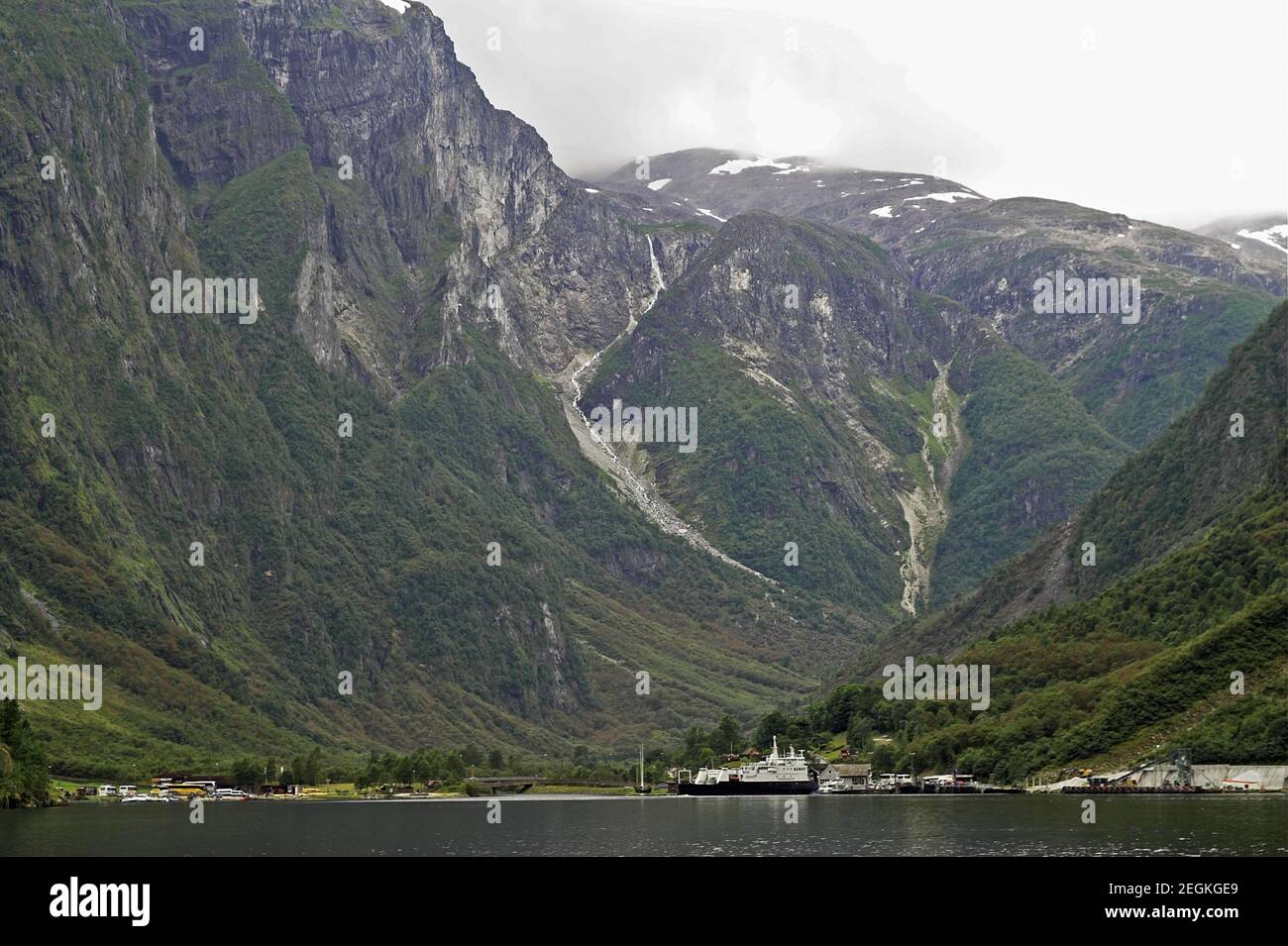 Nærøyfjorden, Norvège, Norwegen; UN paysage typique de fjord norvégien. Typisch norwegische Fjordlandschaft. Pentes abruptes vertes menant au fjord Banque D'Images