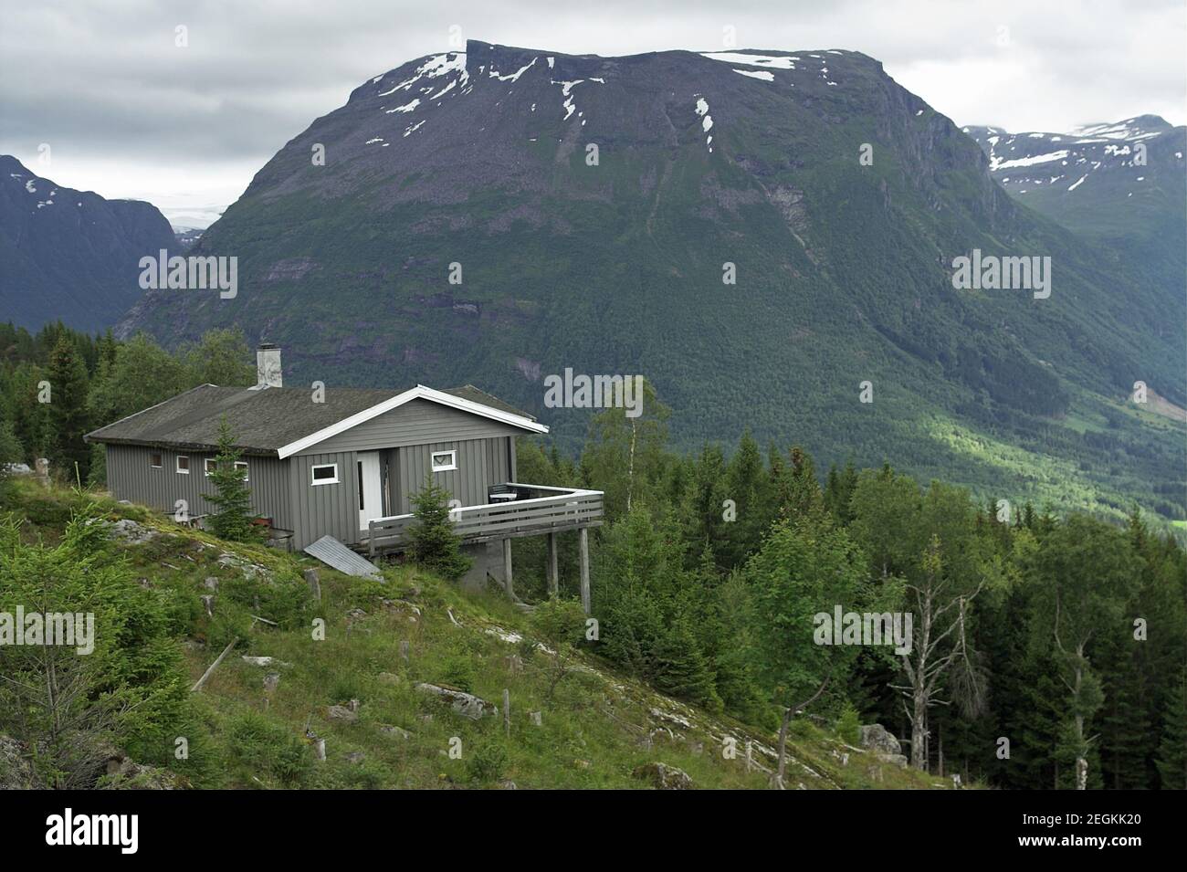 Parc national de Jostedalsbreen; Norvège, Norwegen; UN paysage typique du sud-ouest de la Norvège. Eine typische Landschaft im Südwesten Norvégiens. Góry Banque D'Images