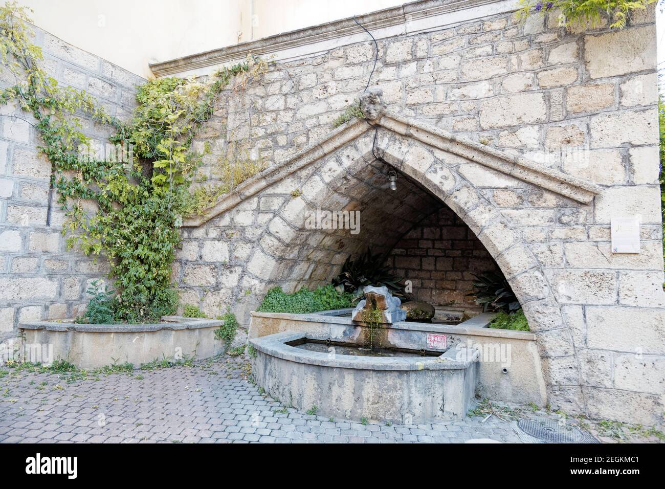 Saint-Genies-de-Fontadit, France.21 juin 2018.la fontaine de grenouille de Saint-Geniès-de-Fontadit à Saint-Genies-de Fontadit, France. Banque D'Images