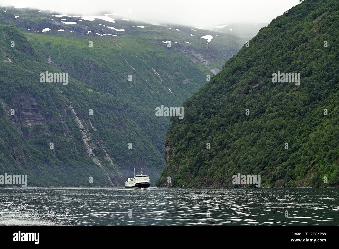 Geirangerfjorden, Norvège, Norwegen; UN paysage typique de fjord norvégien. Eine typisch norwegische Fjordlandschaft. Ferry traversant le fjord. Banque D'Images