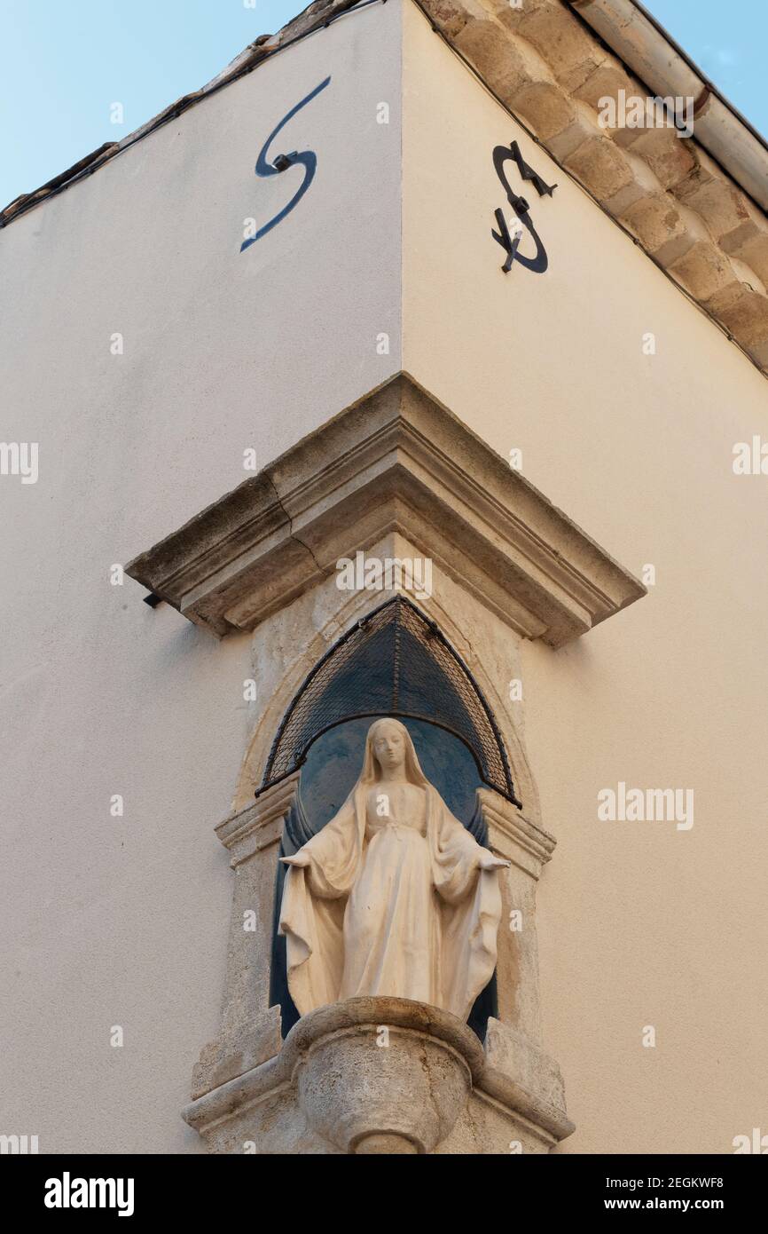 Saint-Genies-de-Fontadit, France.21 juin 2018.UNE sculpture religieuse de maison à Saint-Genies-de Fontadit, France. Banque D'Images