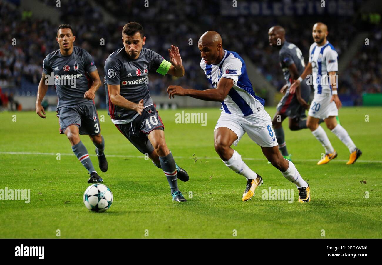 Football football - Champions League - FC Porto vs Besiktas JK - Estadio do Dragao, Porto, Portugal - 13 septembre 2017 Yacine Brahimi de Porto en action avec Oguzhan Ozyakup de Besiktas et Adriano (L) REUTERS/Rafael Marchante Banque D'Images