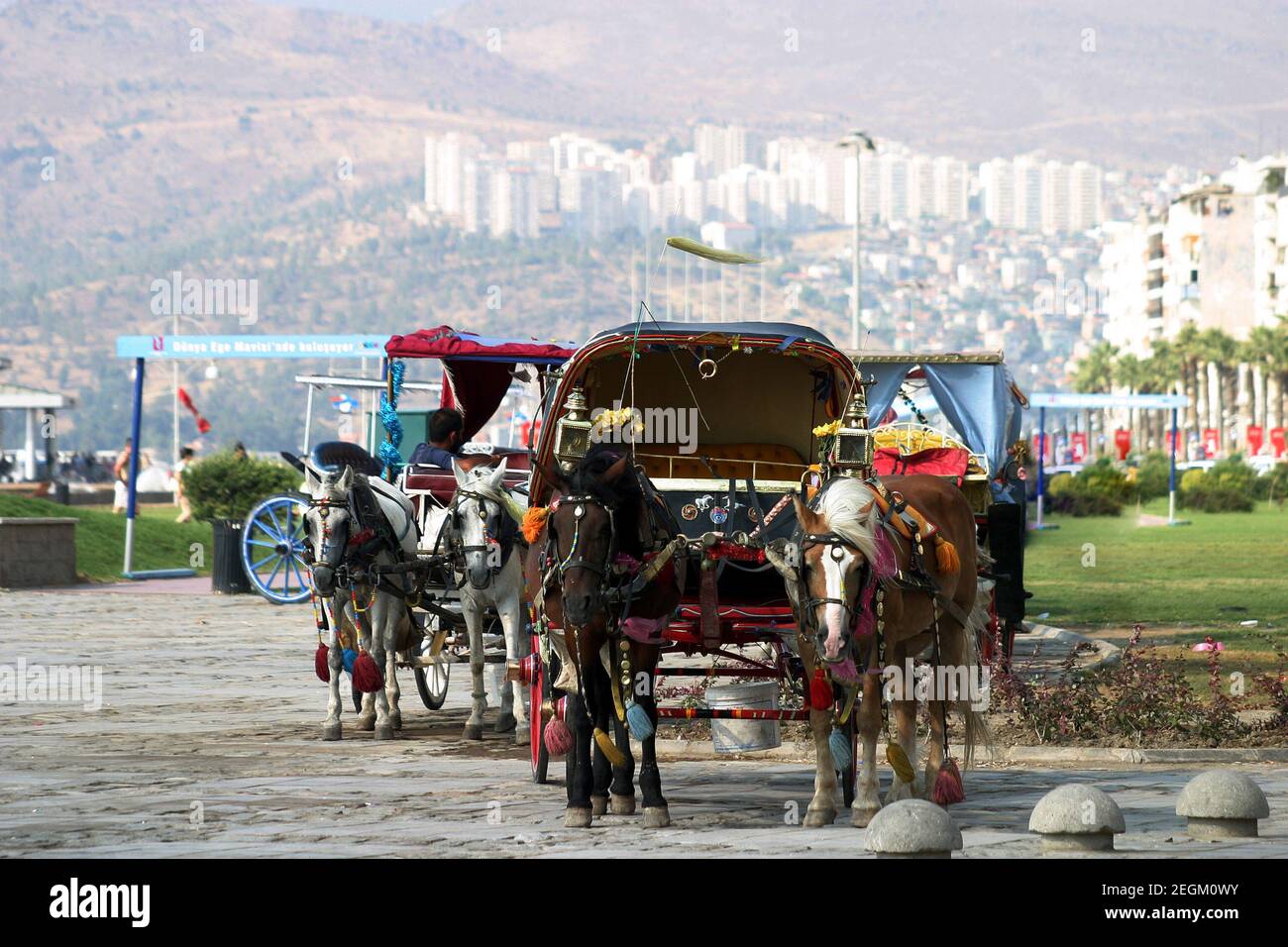 Phaetons attendant le passager à la ville d'Izmir en Turquie. Izmir est la troisième ville la plus peuplée de Turquie. Banque D'Images