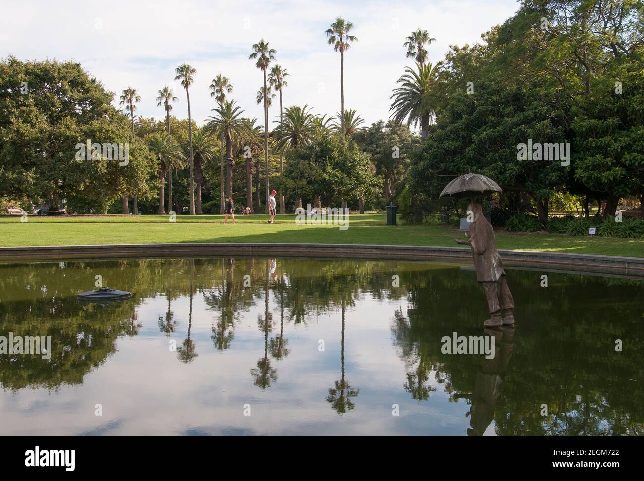 Étang ornemental avec fontaine Rain Man (2005) dans les jardins botaniques de St Kilda, Melbourne, Victoria, Australie Banque D'Images