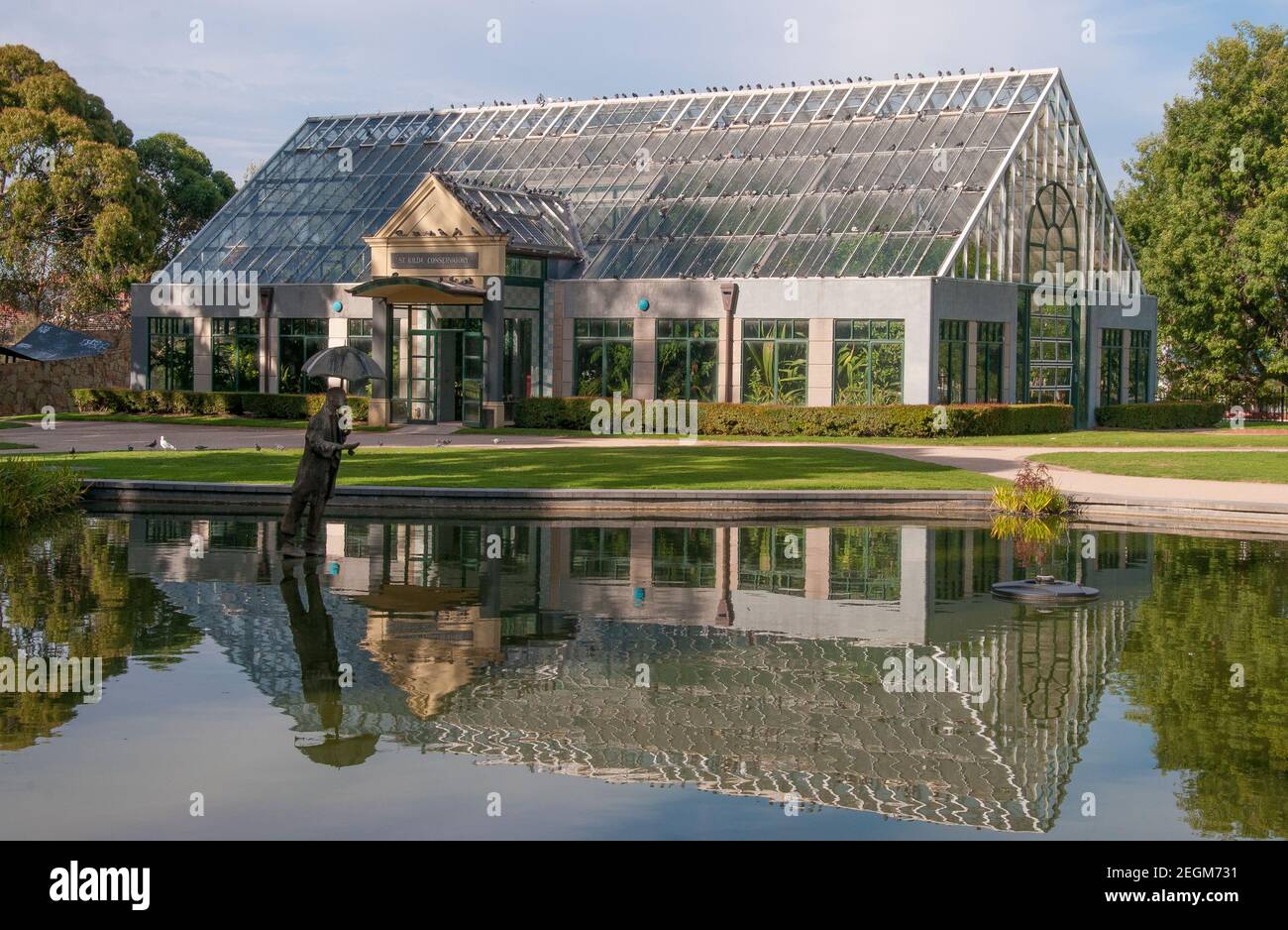 Jardin d'hiver et étang ornemental avec fontaine Rain Man (2005) dans les jardins botaniques de St Kilda, Melbourne, Victoria, Australie Banque D'Images