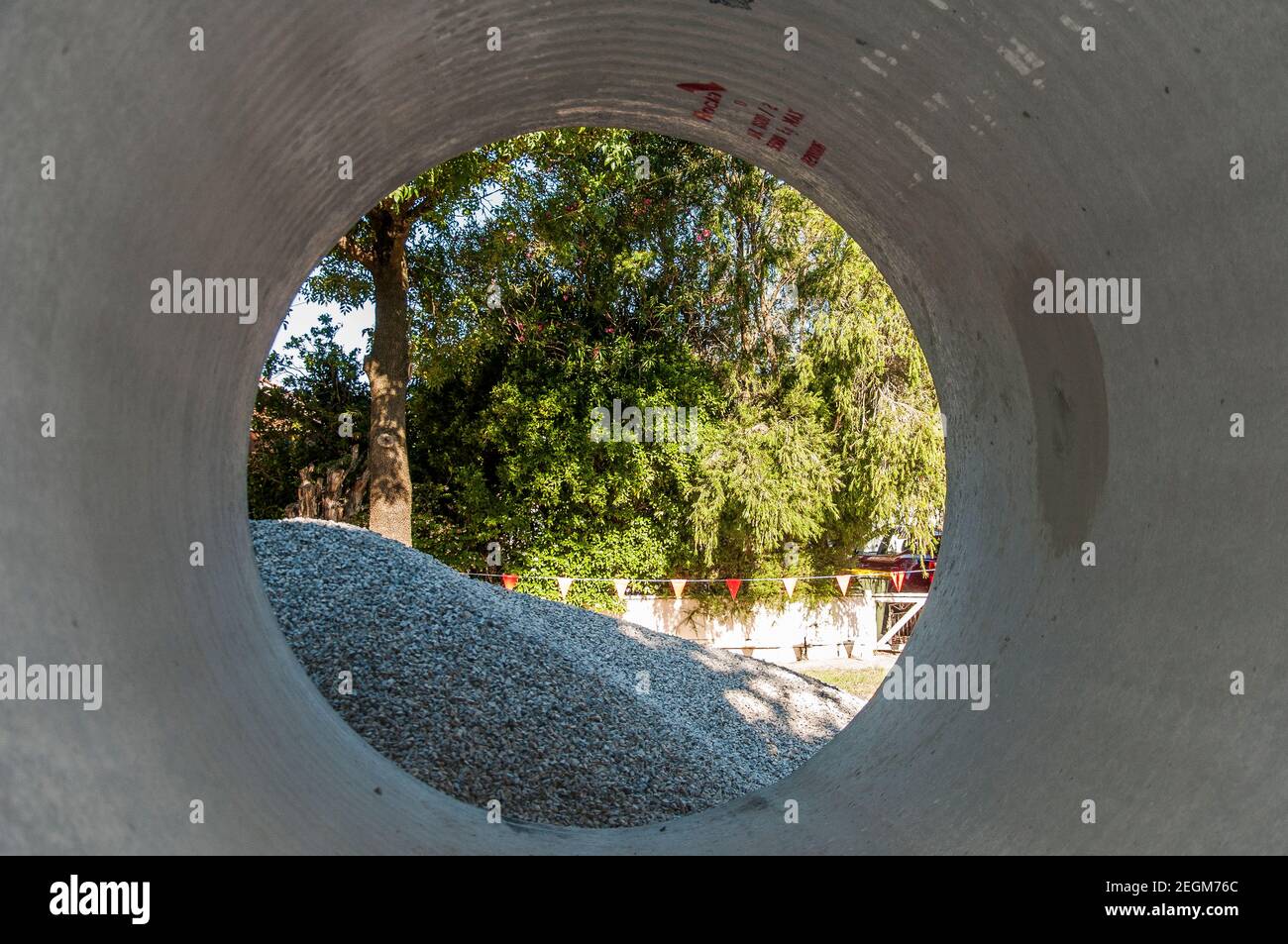 Des tuyaux géants en béton armé en acier attendent les réparations du drainage des eaux pluviales dans la banlieue de Melbourne, en Australie Banque D'Images