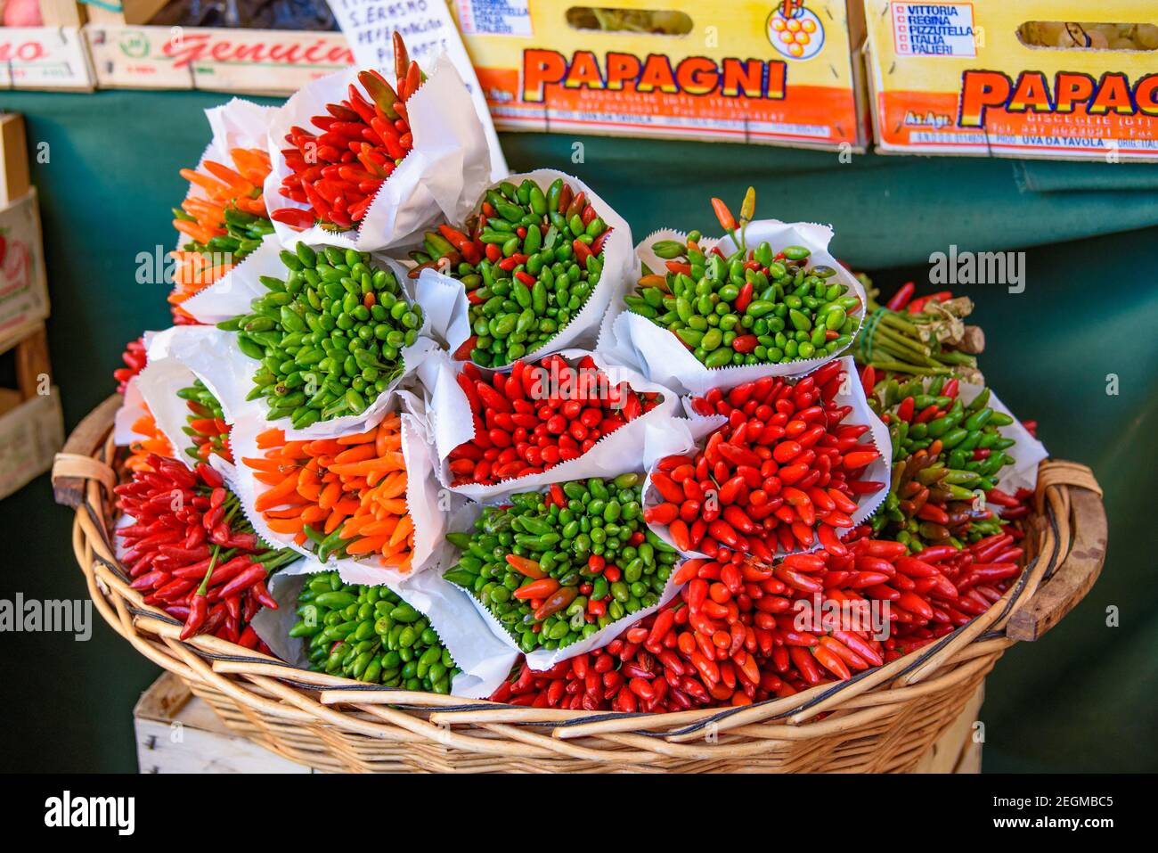 Piments rouges et verts sur le marché traditionnel italien Banque D'Images