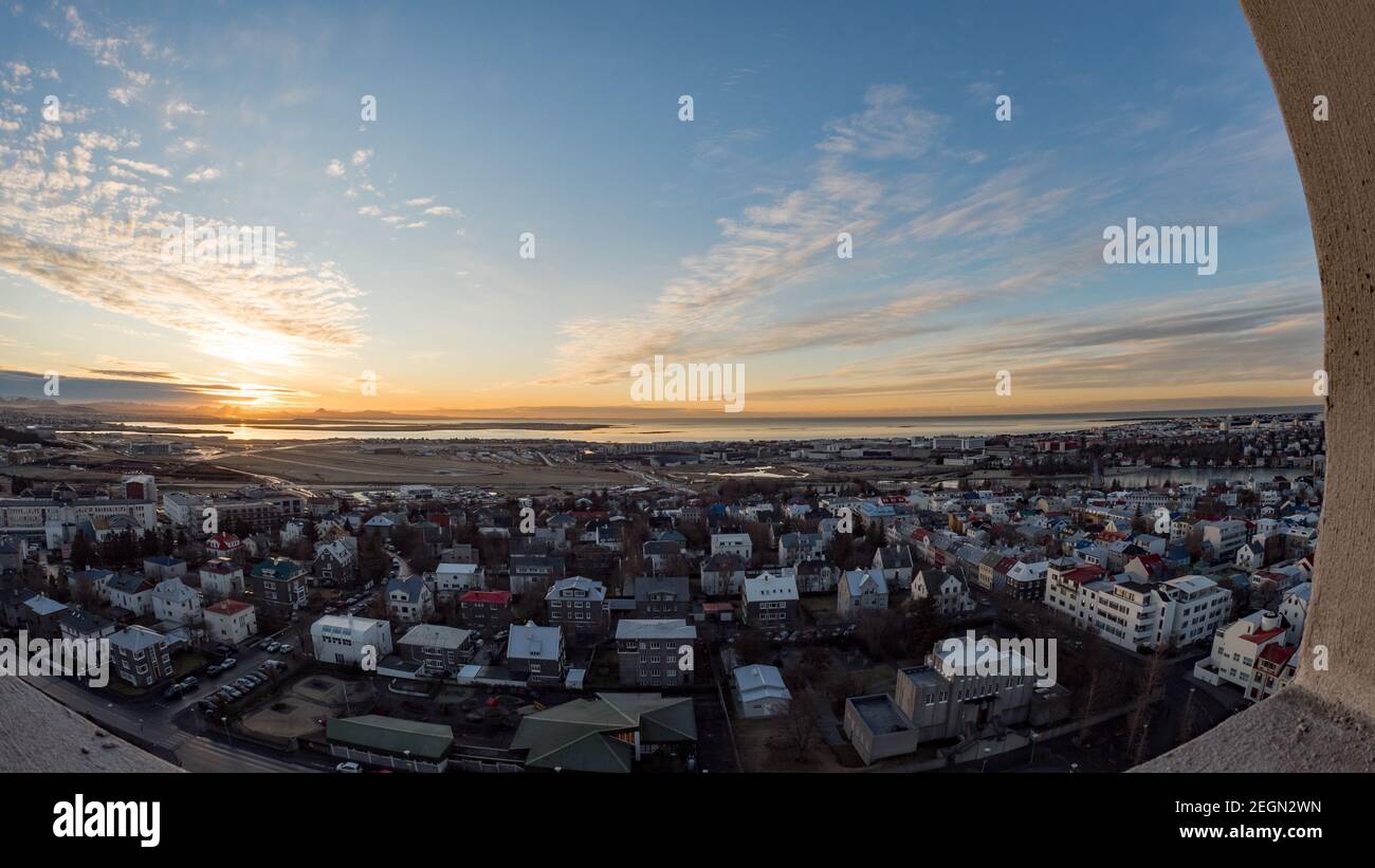 Coucher de soleil à Reykjavik, vue sur Hallgrímskirkja, reflet du soleil dans l'eau Banque D'Images