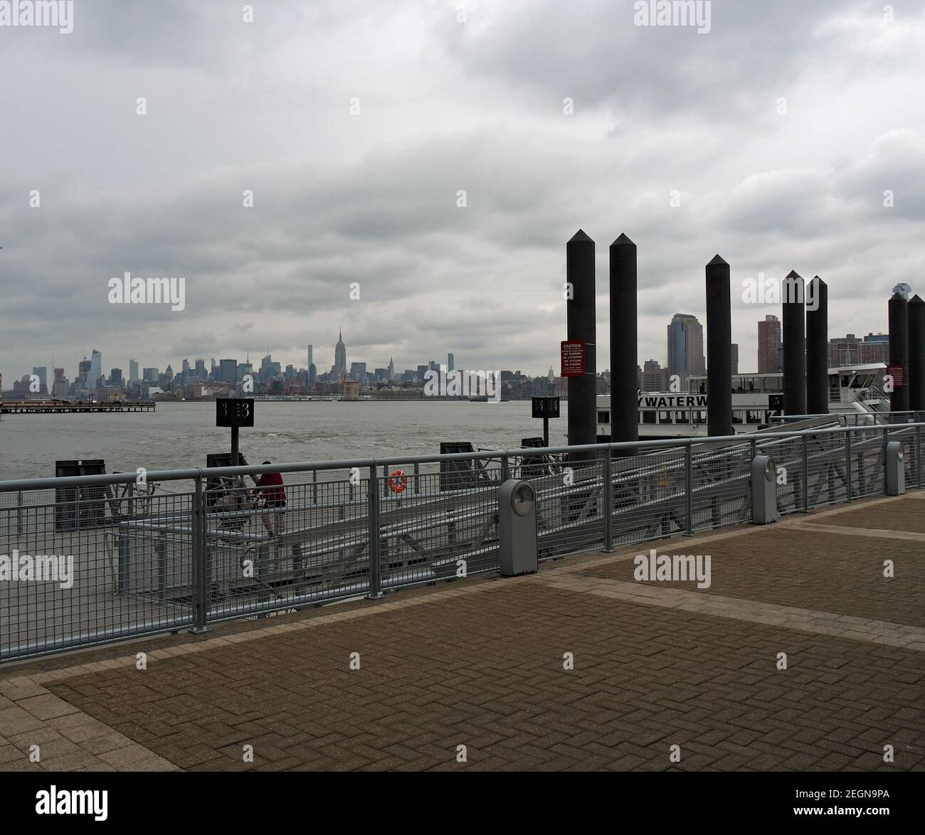 New York ville à la distance vue de Paulus Hook Nouveau maillot Pier Banque D'Images