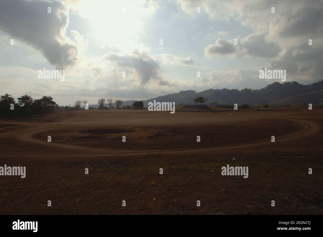 Paysage sec du champ de Lamboya pendant la saison sèche à Sumba, une île de l'est de l'Indonésie régulièrement touchée par la sécheresse. Banque D'Images