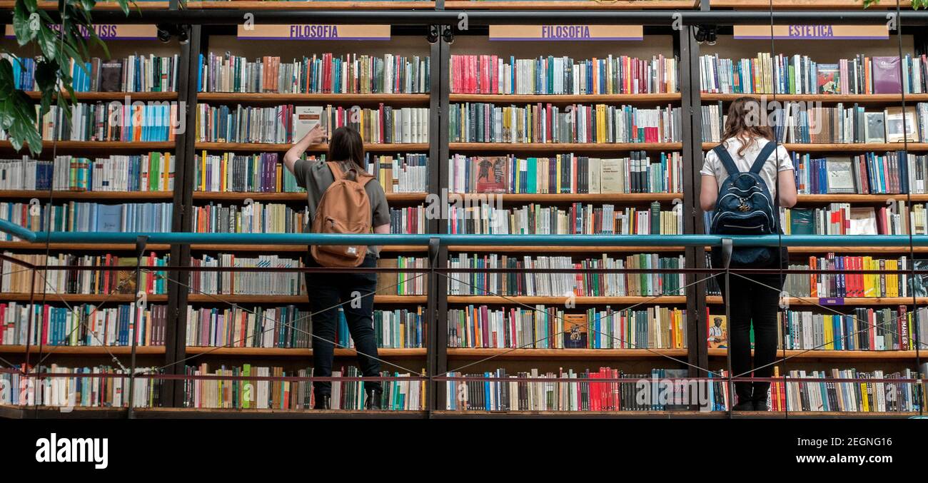 Femmes dans la librairie de langue espagnole. Mexico, Mexique Banque D'Images