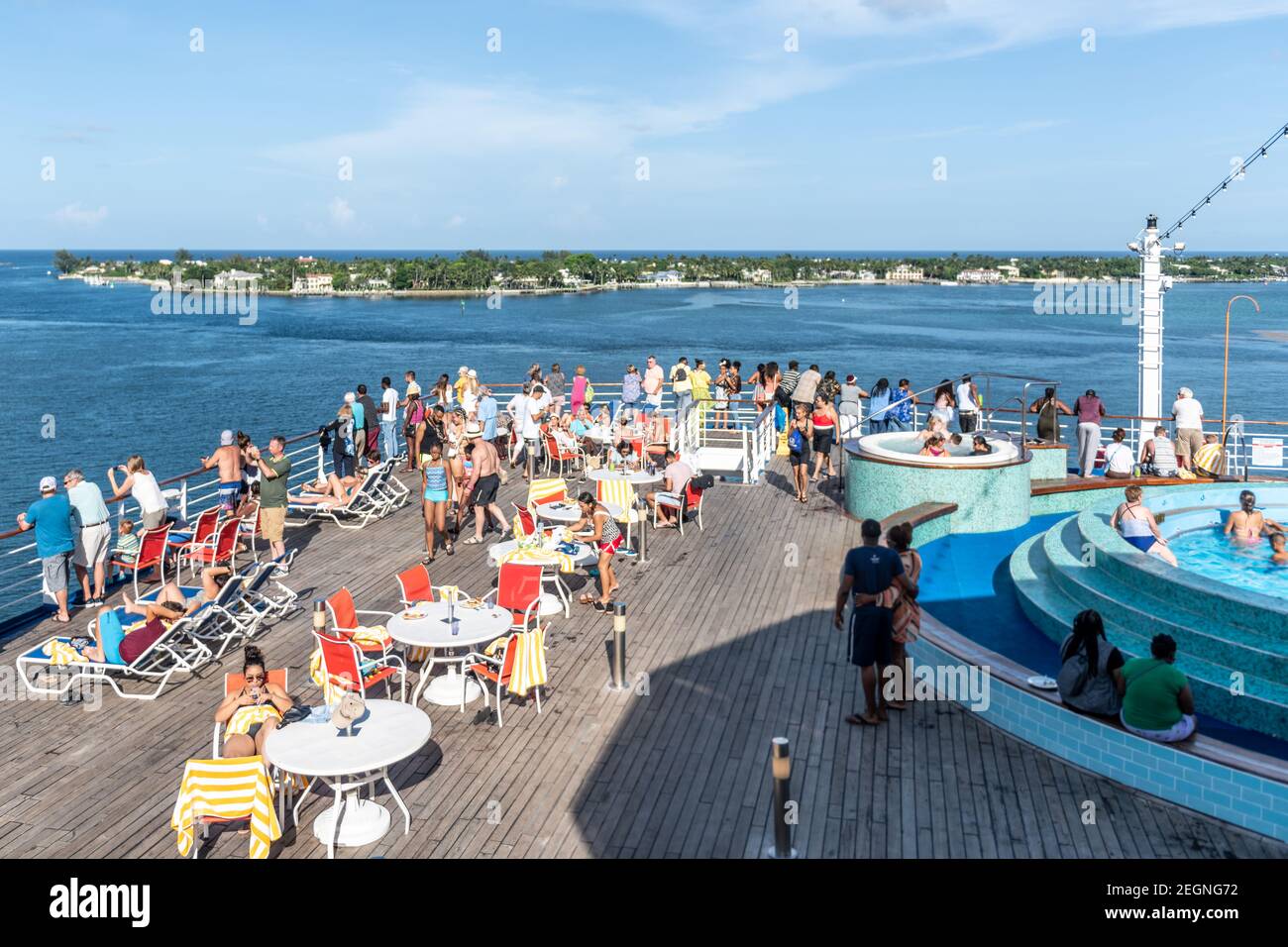 Touristes sur le pont du Grand Celebration Cruise Ship de Bahamas Paradise Cruise Line, Palm Beach, États-Unis Banque D'Images