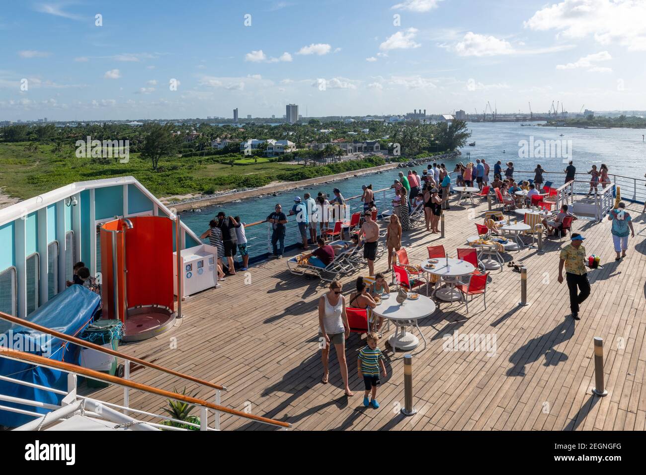 Touristes sur le pont du Grand Celebration Cruise Ship de Bahamas Paradise Cruise Line, Palm Beach, États-Unis Banque D'Images