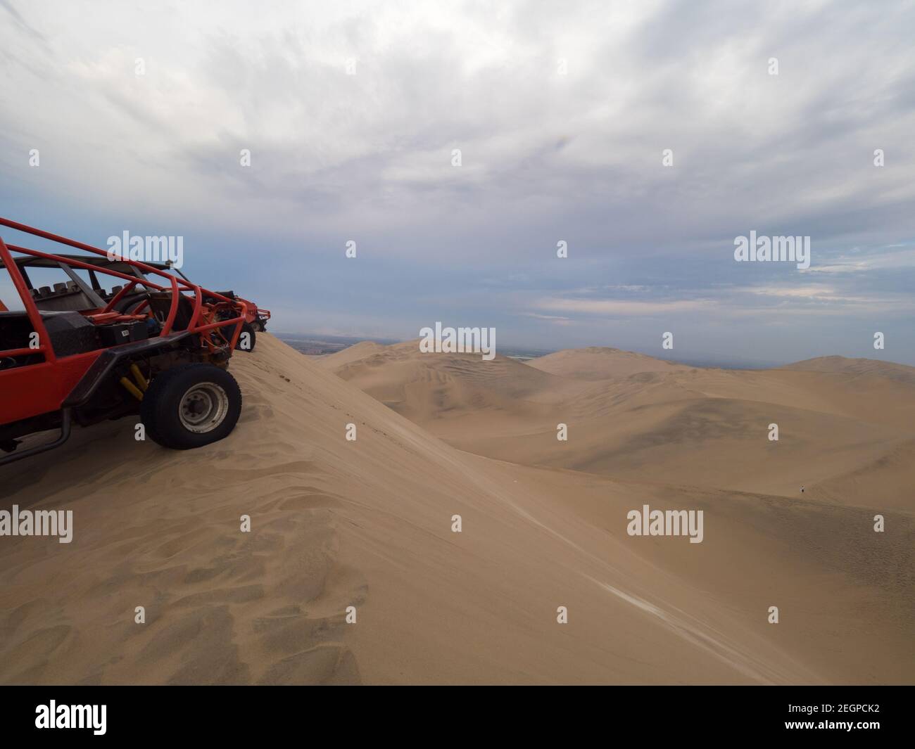 Buggy et dunes de sable vue sur le sommet d'un dune Banque D'Images