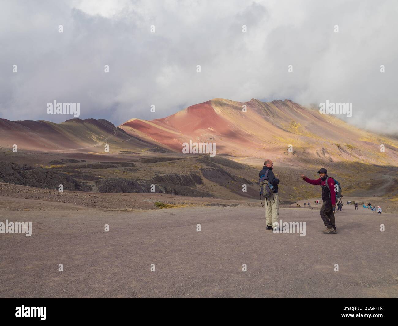 Pérou, Vinicunca - 27 septembre 2019 - points de guidage au touriste lorsqu'ils montez la montagne des sept couleurs Banque D'Images
