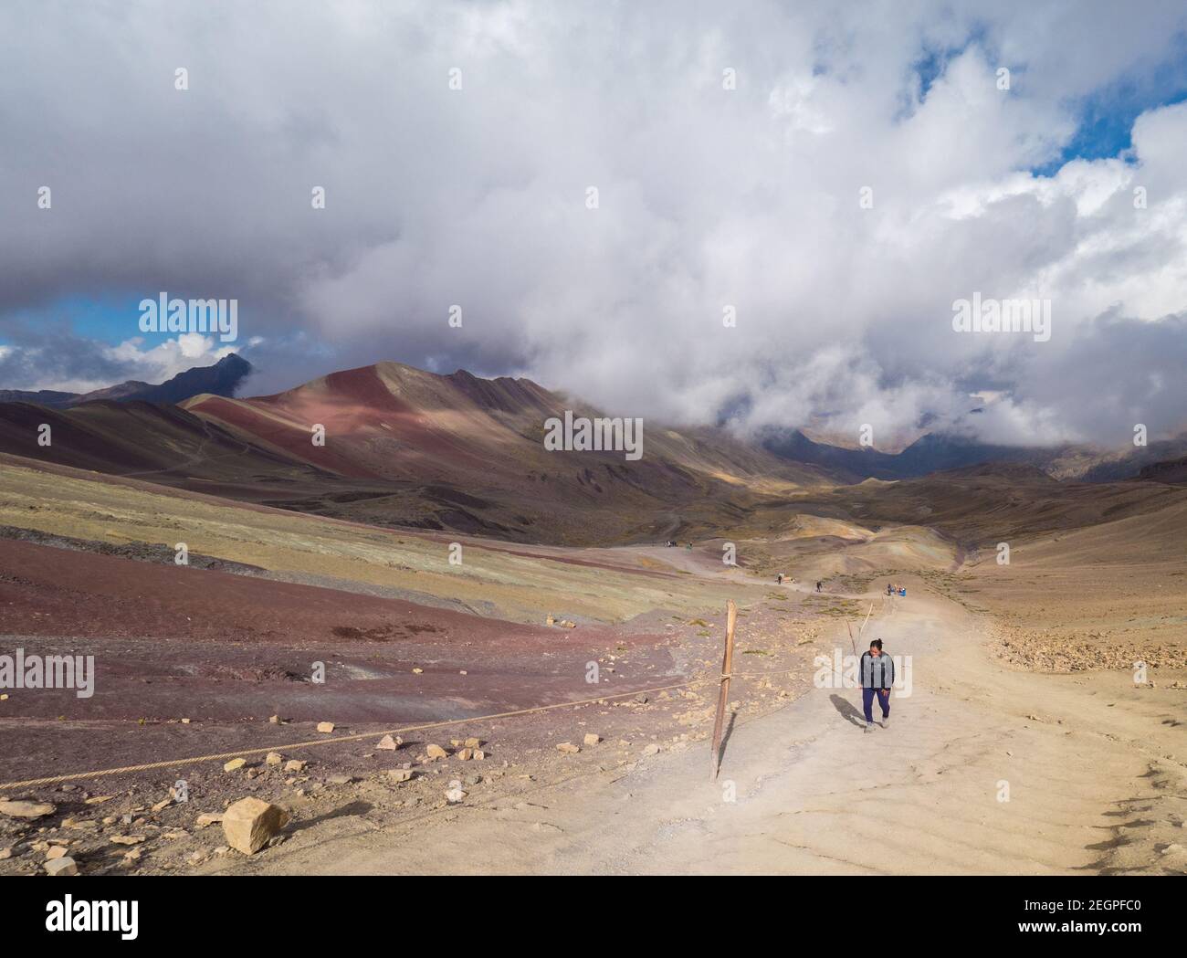 Pérou, Vinicunca - 27 septembre 2019 - une femme marche sur le chemin de la montagne arc-en-ciel Banque D'Images