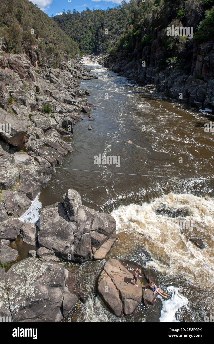 Eau s'écoulant de la rivière South Esk jusqu'au premier bassin de la réserve de Cataract gorge à Launceston en Tasmanie, en Australie. Banque D'Images