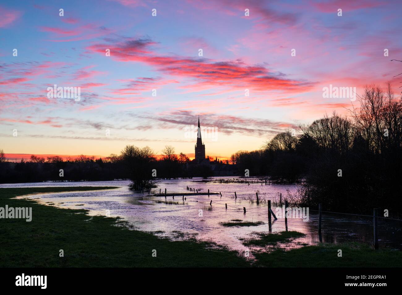 L'église de Burford se reflète dans une rivière inondée windrush à l'aube en hiver. Burford, Cotswolds, Oxfordshire, Angleterre Banque D'Images