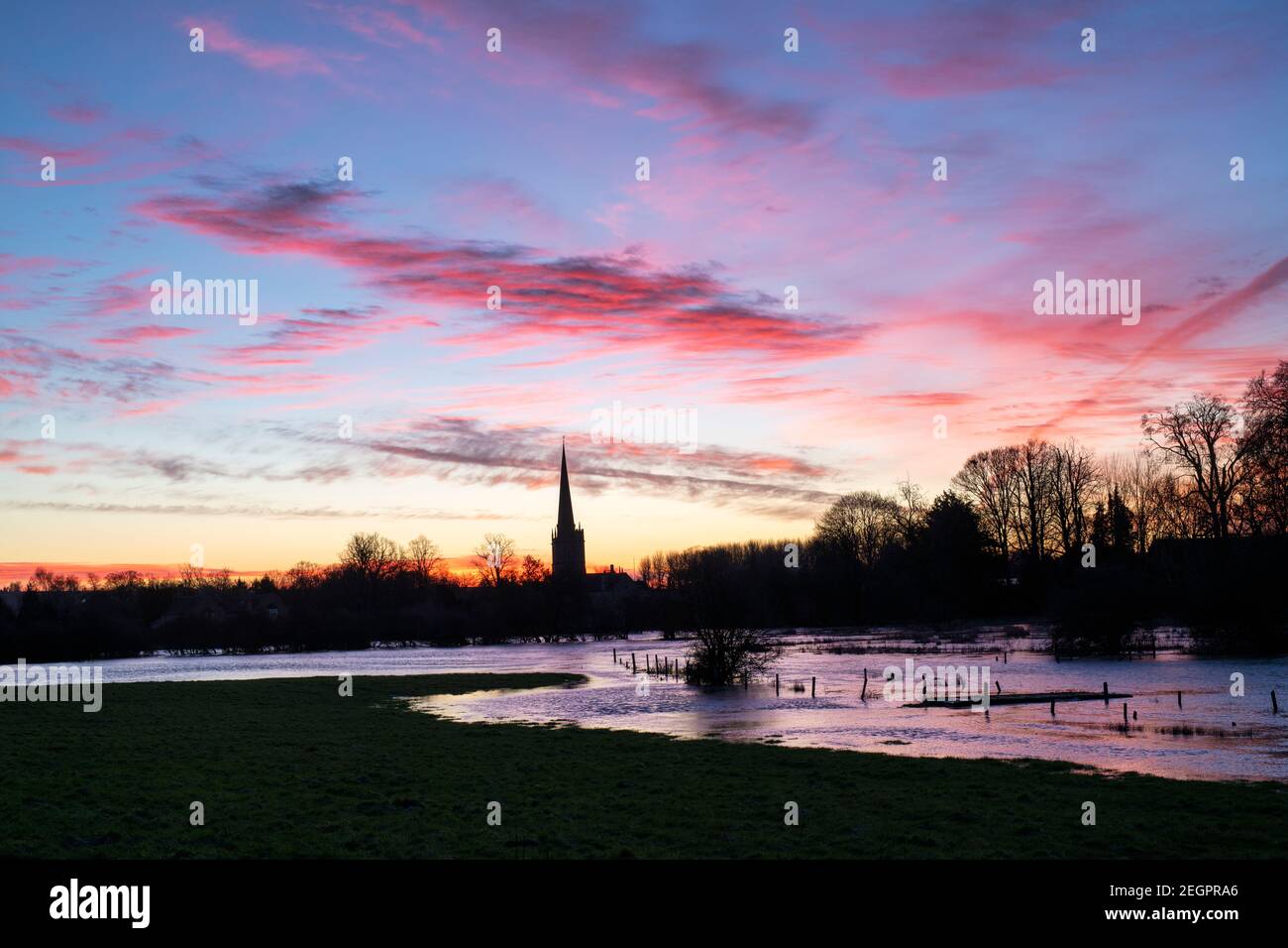 L'église de Burford se reflète dans une rivière inondée windrush à l'aube en hiver. Burford, Cotswolds, Oxfordshire, Angleterre Banque D'Images